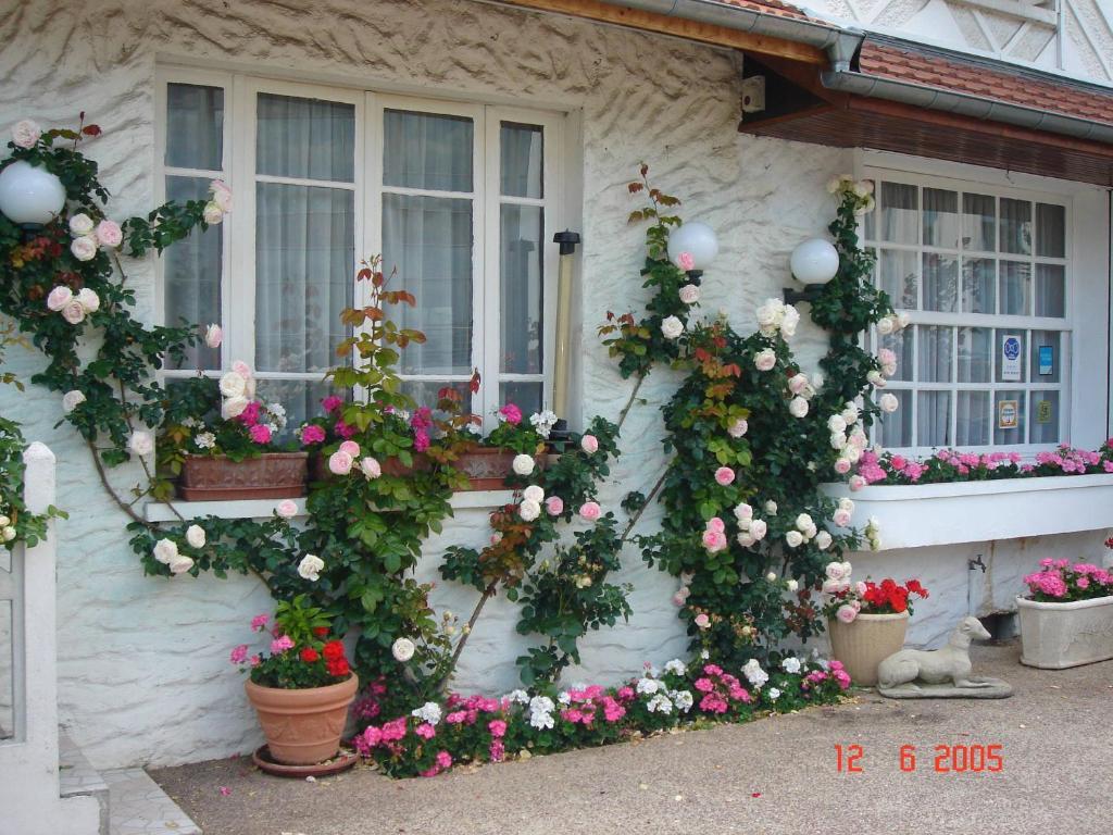 Hotel Restaurant Maison Blanche Rungis Buitenkant foto