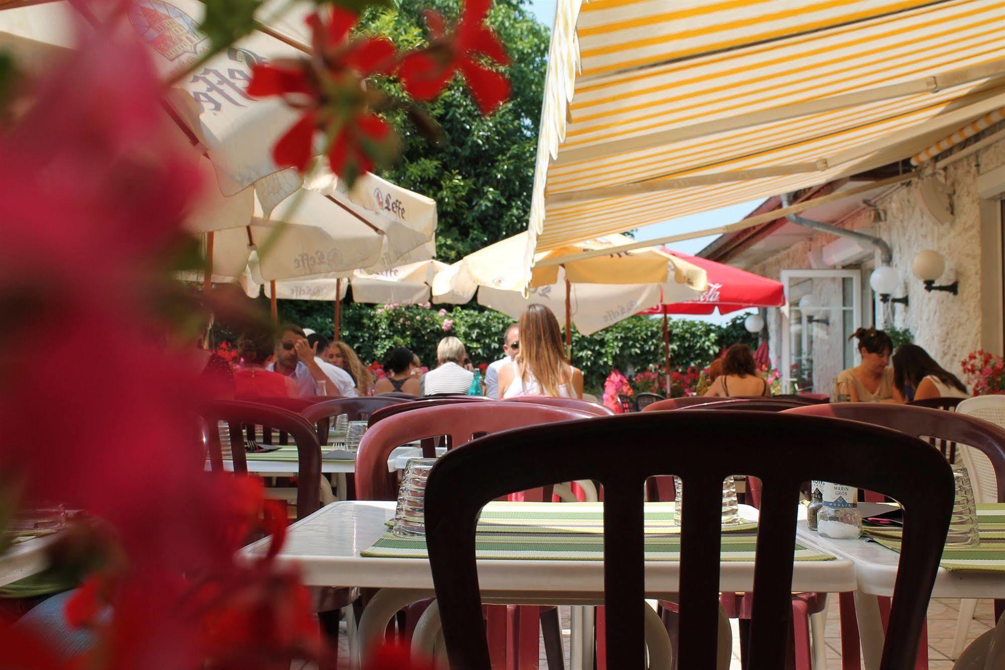 Hotel Restaurant Maison Blanche Rungis Buitenkant foto