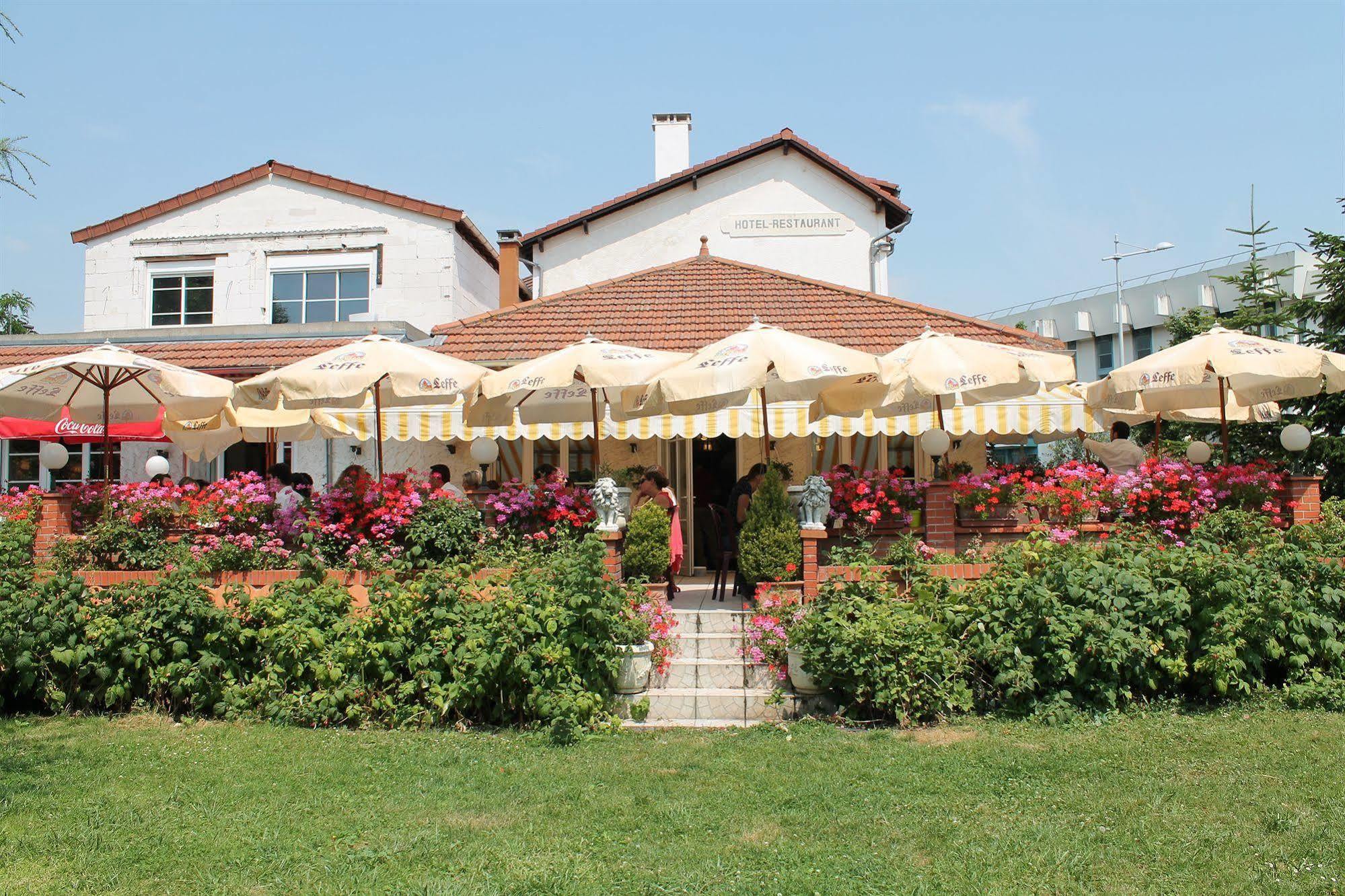 Hotel Restaurant Maison Blanche Rungis Buitenkant foto